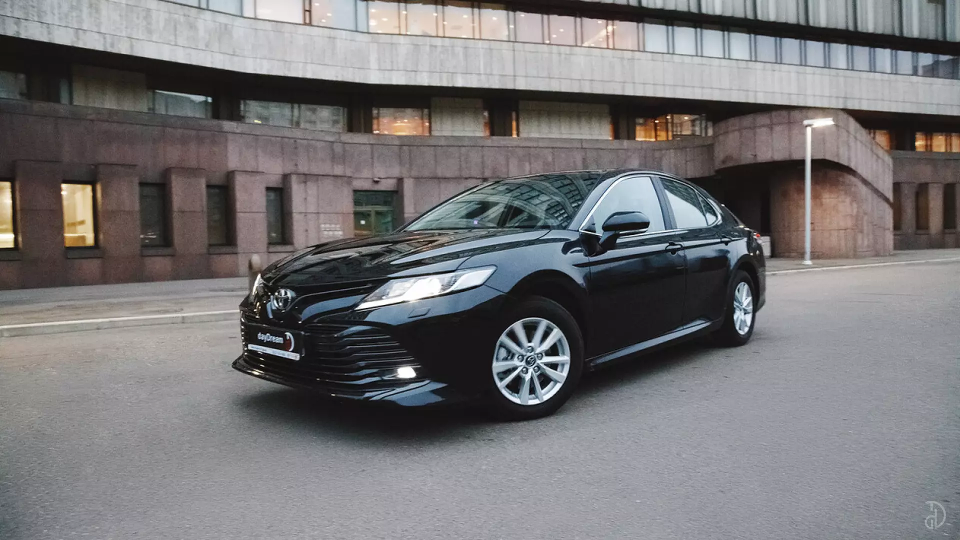 Toyota Camry 2018. Фото 1