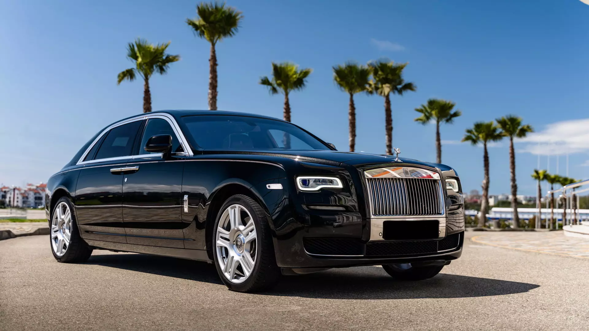 Аренда с водителем сочи. Rolls Royce Ghost long. Машина Rolls Royce Ghost long. Rolls Royce Ghost Сочи. Rolls Royce Ghost long 2021.