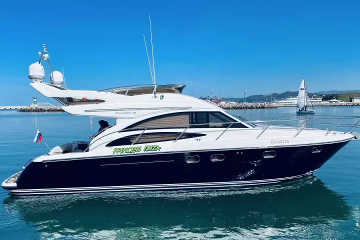 Аренда моторной яхты Princess 42