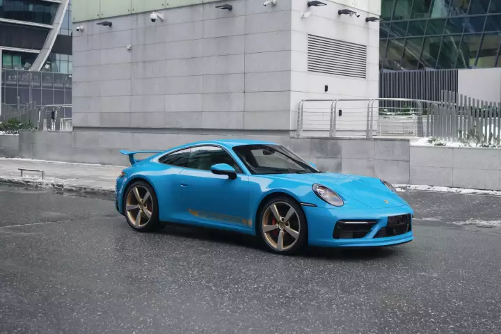 Аренда Porsche 911 Carrera 4S 992 Miami Blue в Санкт-Петербурге