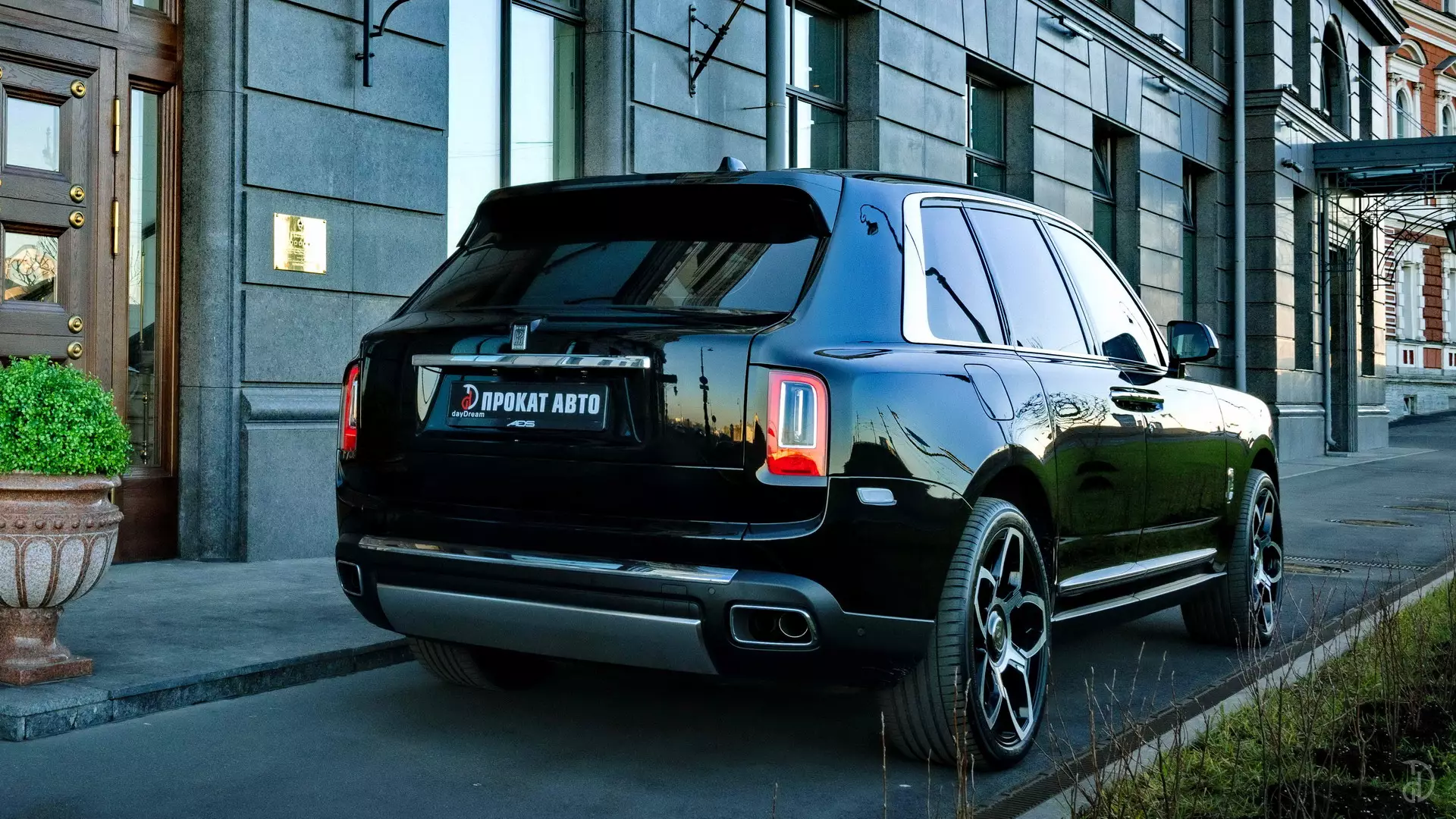 Аренда Rolls-Royce Cullinan в Санкт-Петербурге. Фото 26