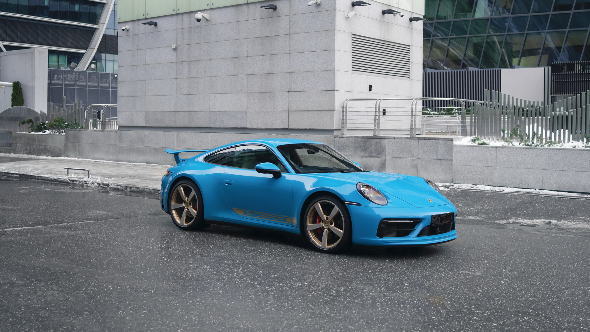 Аренда Porsche 911 Carrera 4S 992 Miami Blue в Москве
